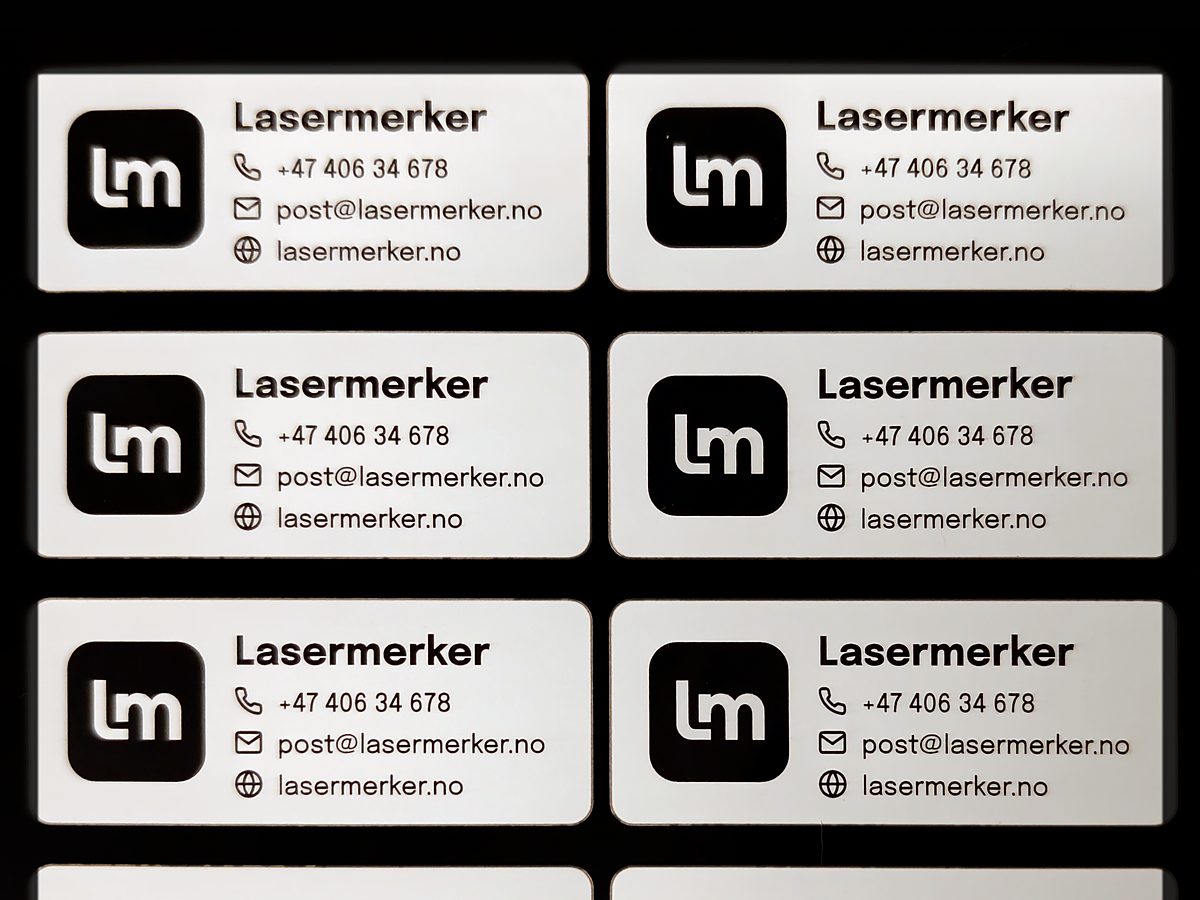 Ark med etiketter med Lasermerker-logo, telefonnummer, e-post og nettadresse