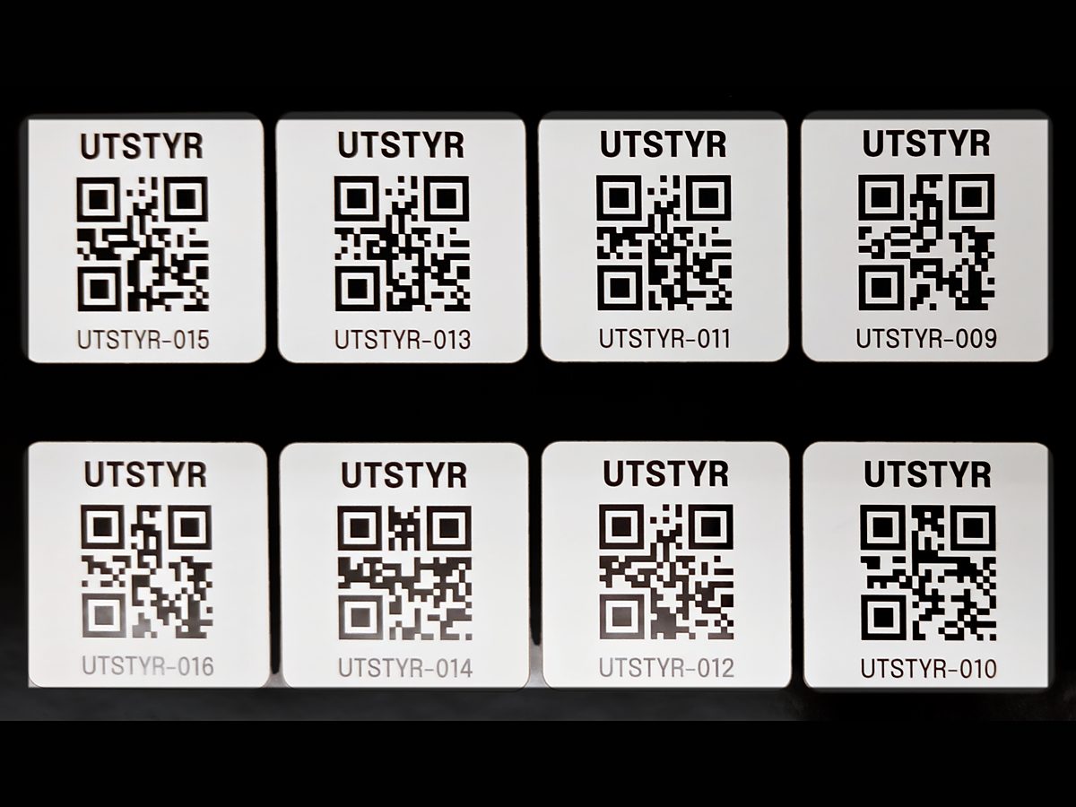 Ark med firkantede utstyrsetiketter med QR-koder og numrene UTSTYR-009 til UTSTYR-016