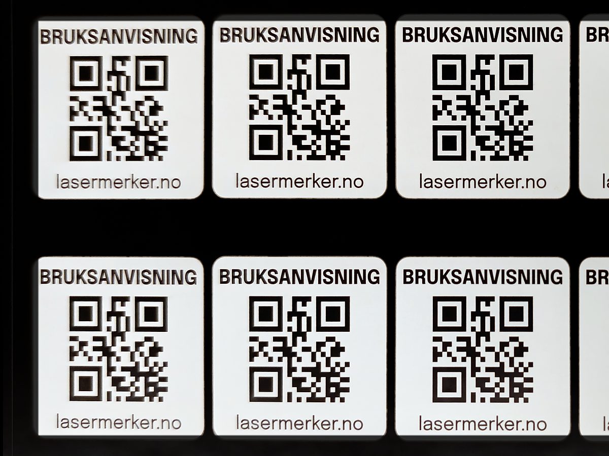 Ark med QR-etiketter merket BRUKSANVISNING og lasermerker.no