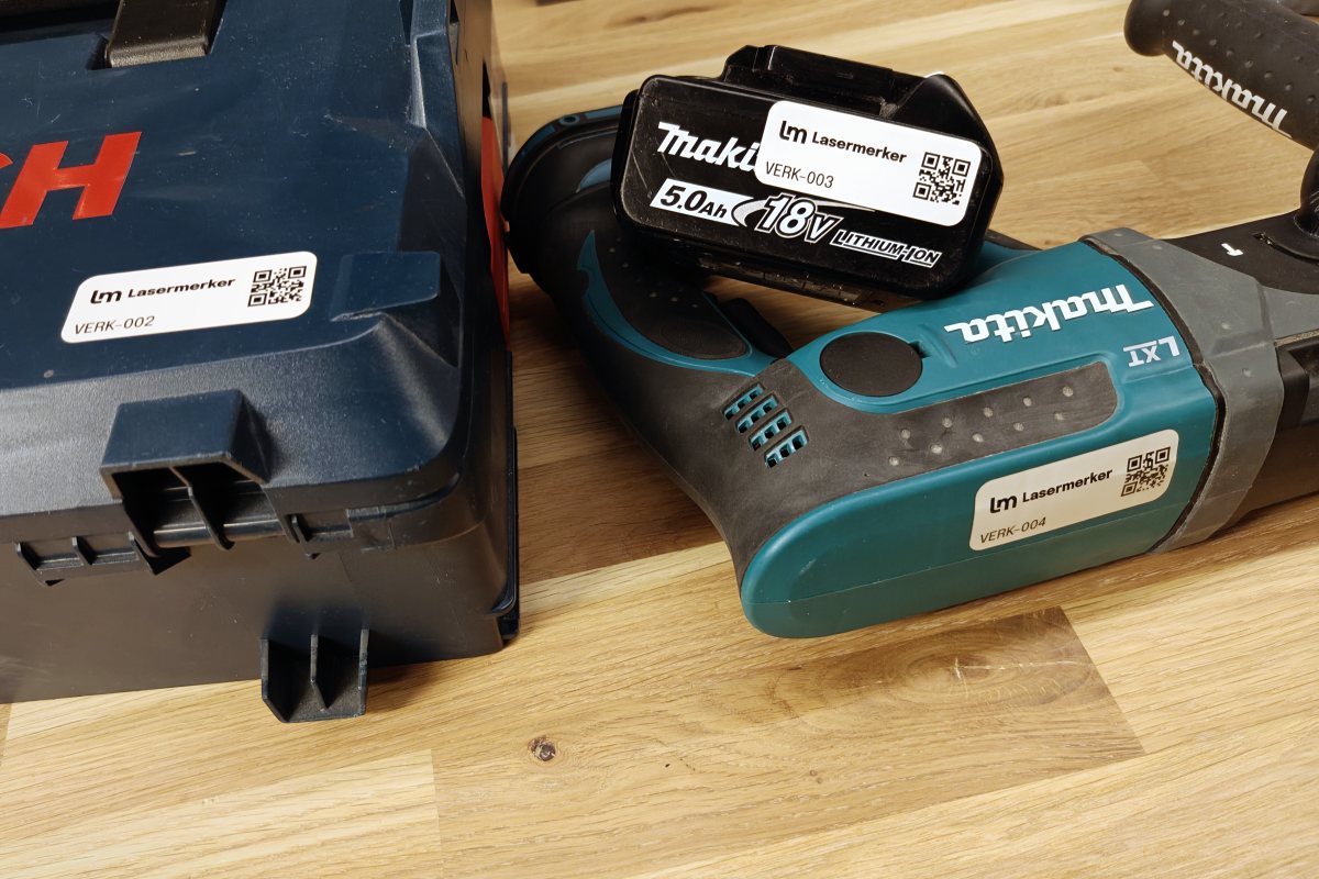 Verktøykoffert, batteri og drill merket med logo, QR-koder og numrene VERK-002 til VERK-004